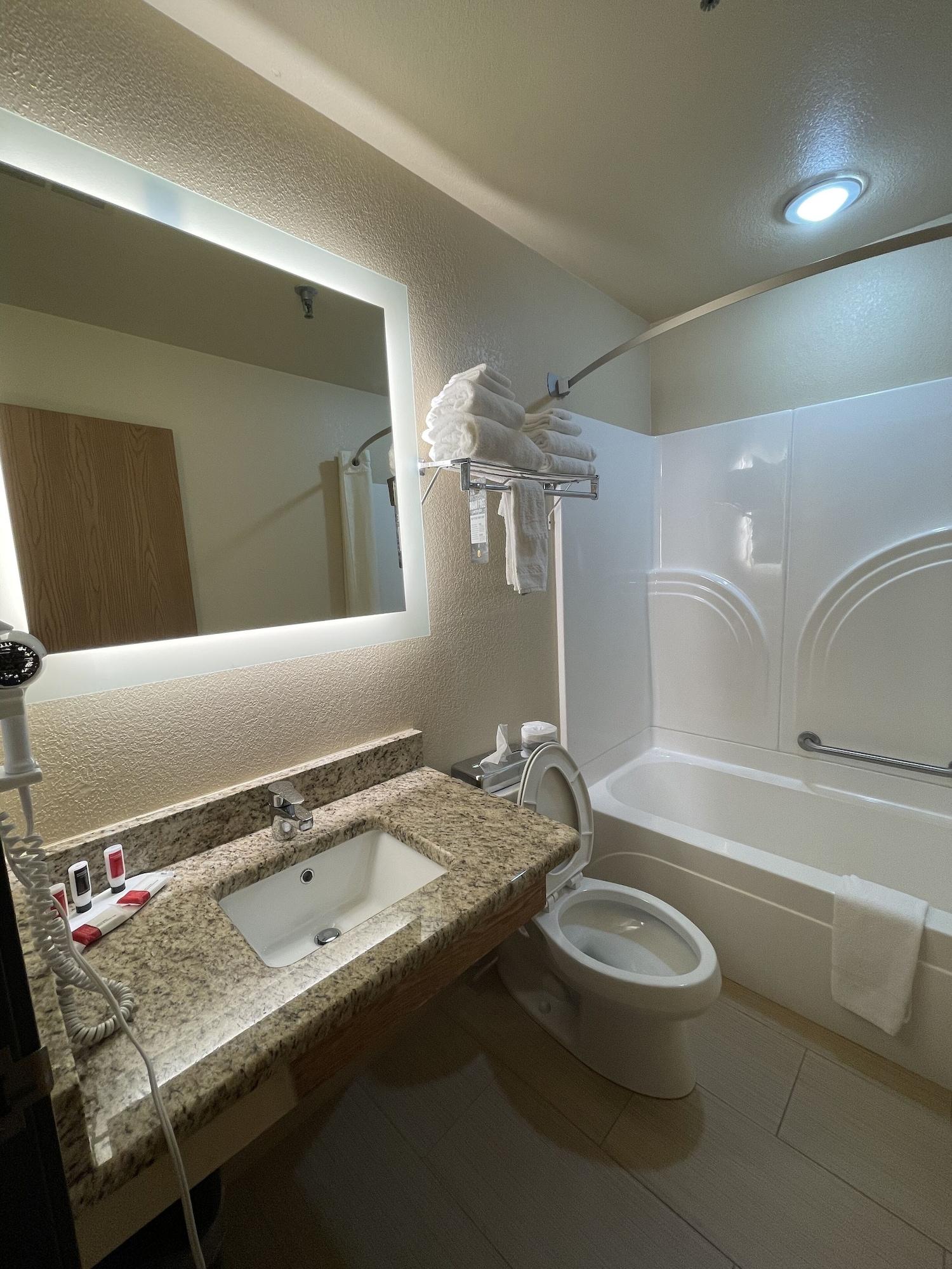 Super 8 By Wyndham Macon Motel Екстериор снимка