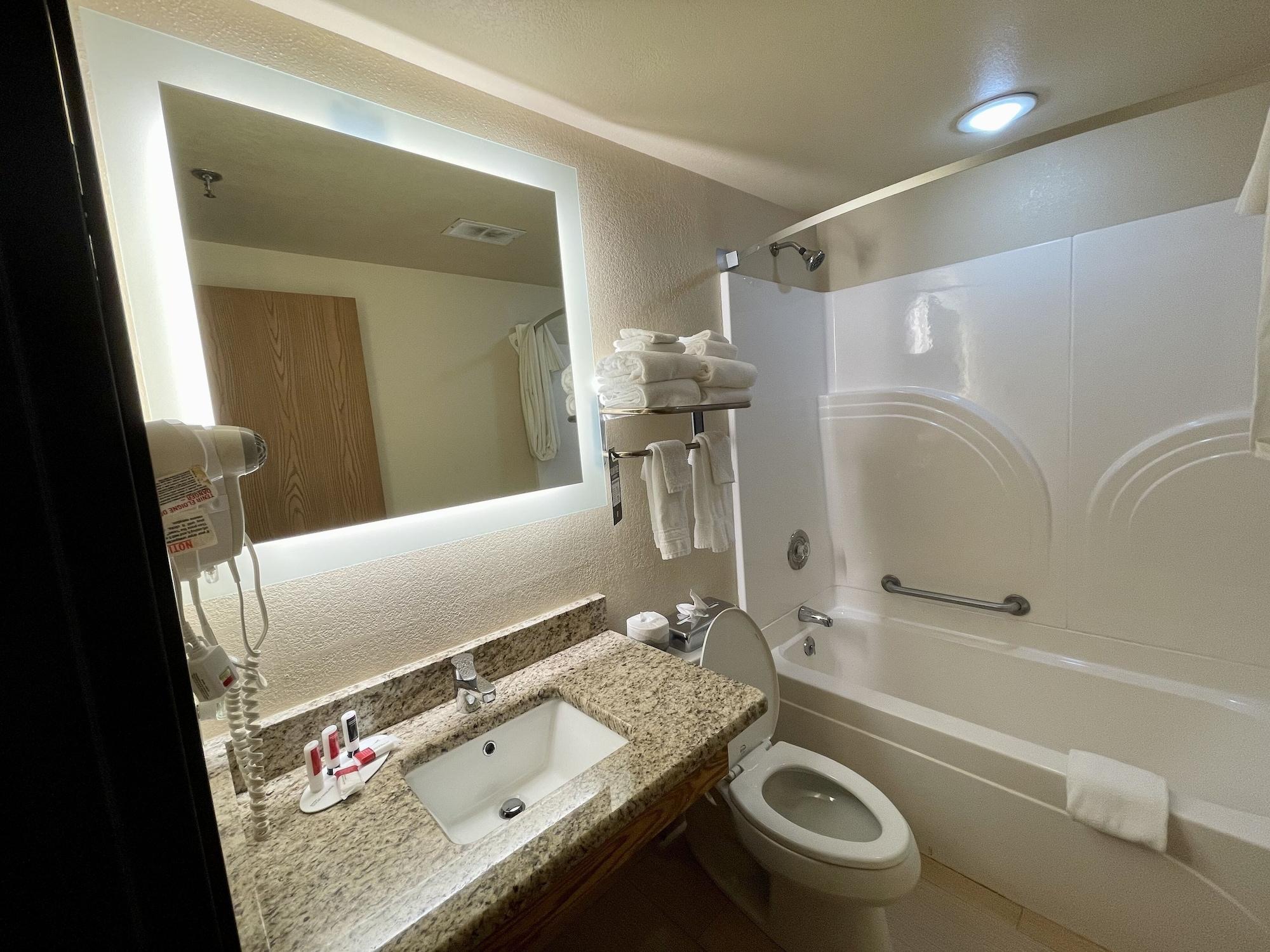 Super 8 By Wyndham Macon Motel Екстериор снимка
