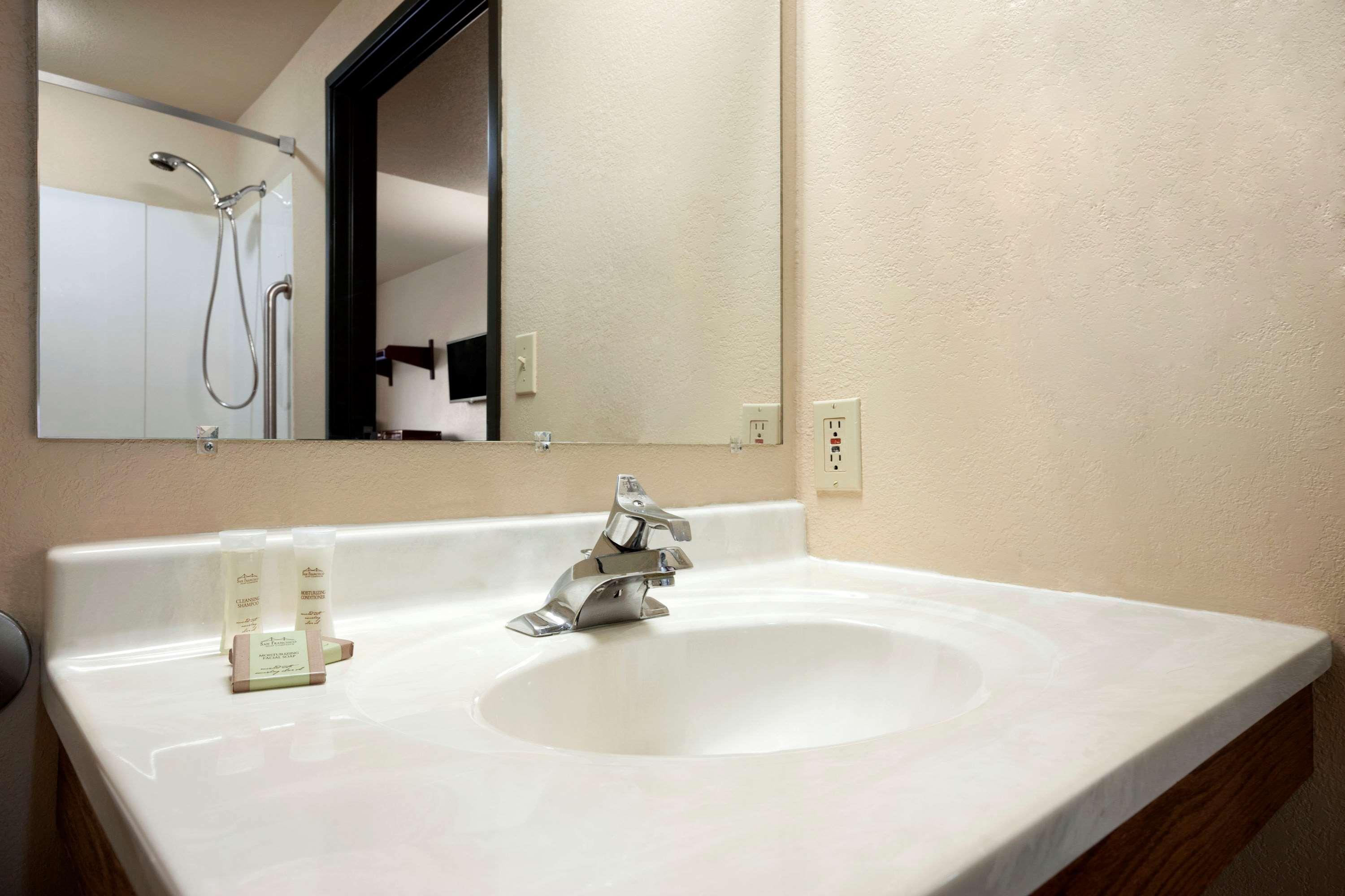 Super 8 By Wyndham Macon Motel Екстериор снимка
