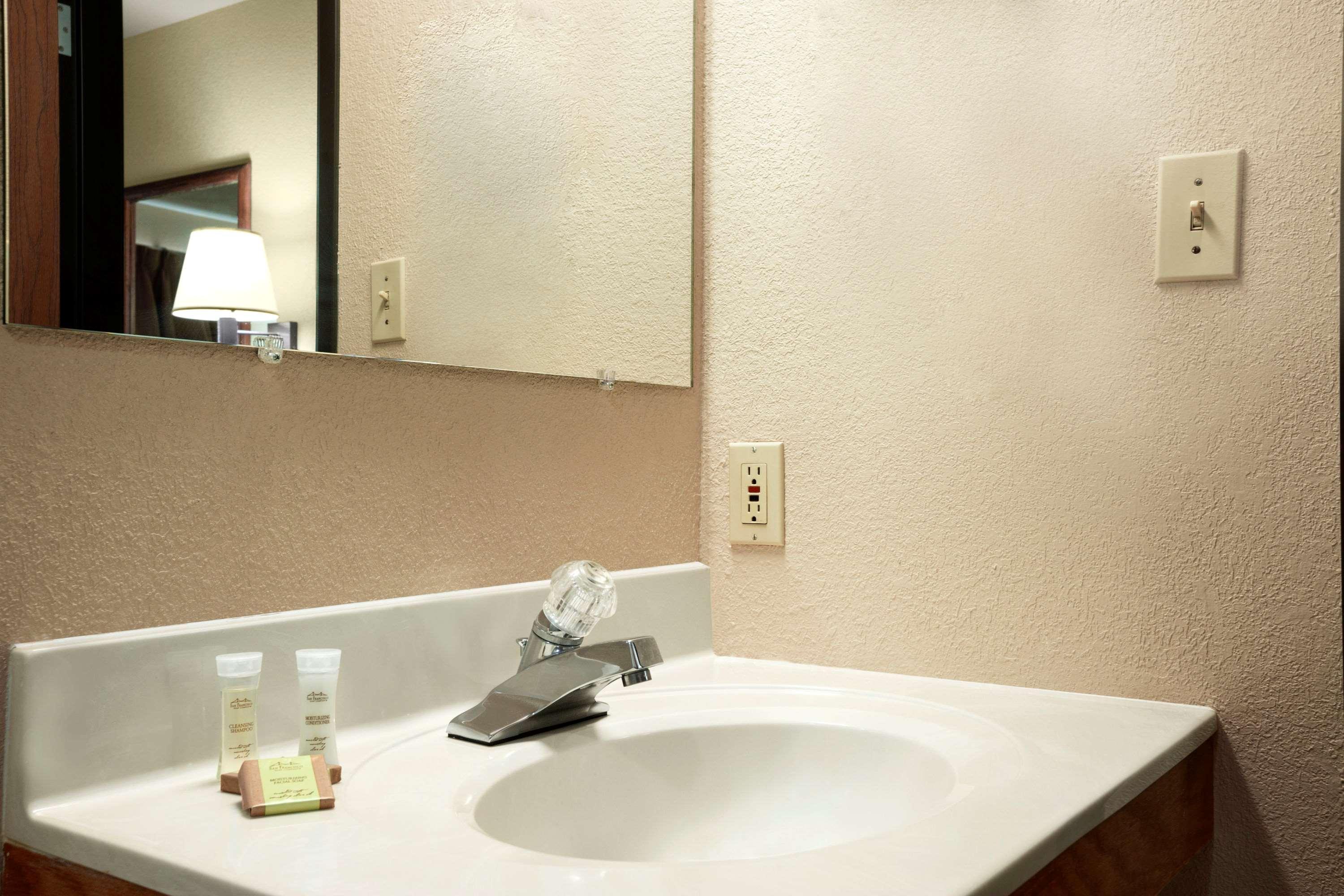 Super 8 By Wyndham Macon Motel Екстериор снимка